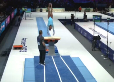 Simone Biles entra nella storia della ginnastica con un salto straordinario
