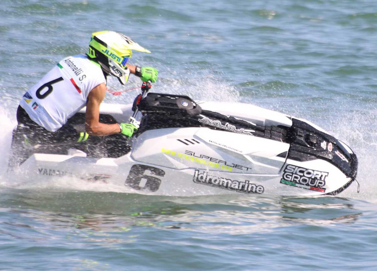 Civitavecchia, show con il campionato italiano di moto d’acqua: le gare