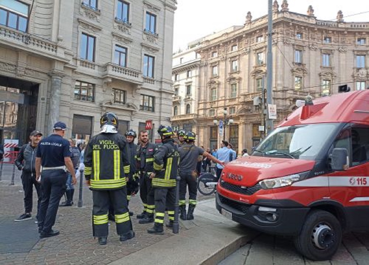 Milano, fumo sulla banchina della metro: treno evacuato a Cordusio Milano, fumo sulla banchina della metro: treno evacuato a Cordusio
