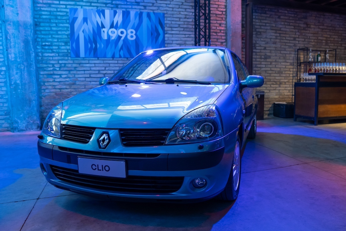 Renault: i concessionari italiani festeggiano l’arrivo Clio E-Tech full hybrid Renault: i concessionari italiani festeggiano l’arrivo Clio E-Tech full hybrid