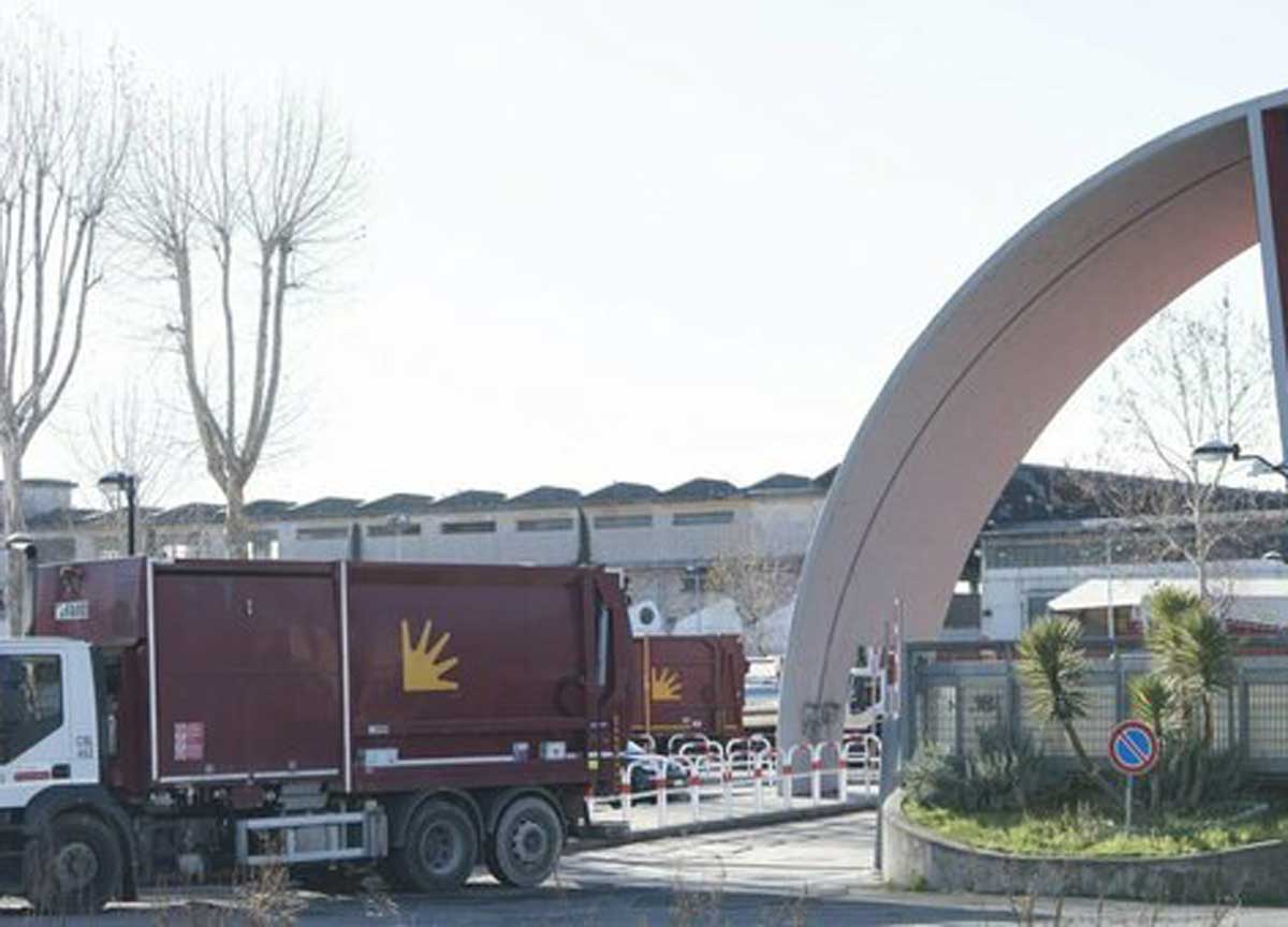 Roma, schiacciato tra due mezzi nel Tmb Salario: operaio Ama in fin di vita Roma, schiacciato tra due mezzi nel Tmb Salario: operaio Ama in fin di vita