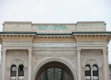 Nuovo attacco dei vandali in Galleria: sfregiata cupola dell’Ottagono