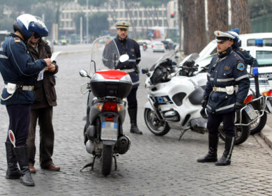 Ubriaco in moto, semina il panico a piazza di Spagna: multa da 10mila euro