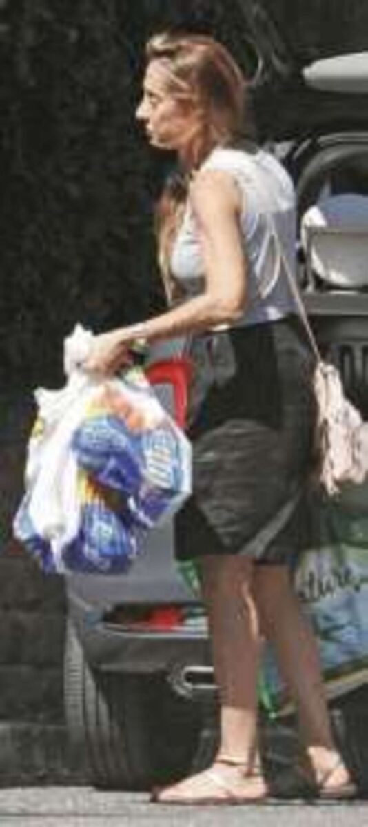 Arianna Meloni multitasking: tra spesa e parrucchiere (con Giorgia)