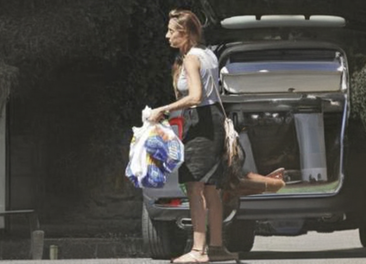 Arianna Meloni multitasking: tra spesa e parrucchiere (con Giorgia)