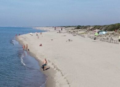 Capocotta star dell’autunno romano: sole, bagni al mare e nudisti scatenati