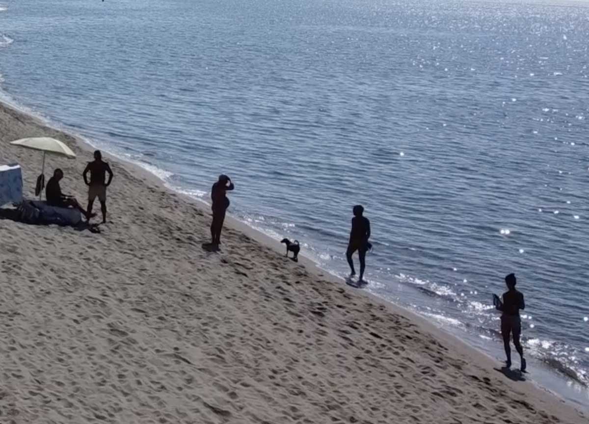 Capocotta star dell’autunno romano: sole, bagni al mare e nudisti scatenati