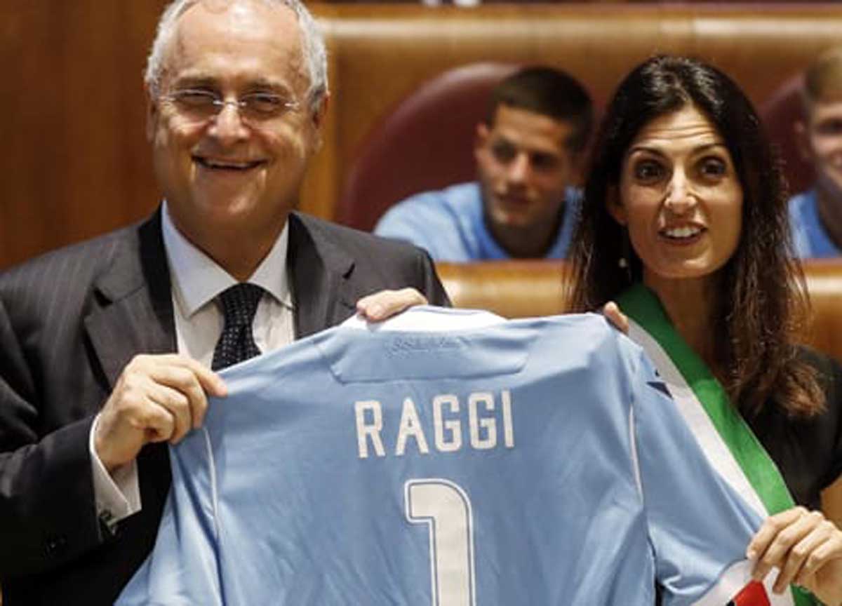 La lazialissima Raggi contro l’As Roma: “Scelta vergognosa”. Il web la sfotte