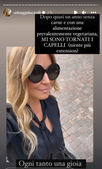 Selvaggia Lucarelli butta le extension: “Mi sono tornati i capelli”. Ecco come