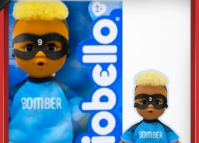 Cicciobello Bomber, Osimhen diventa un bambolotto. Napoli furioso, denunciato Giochi Preziosi. La foto