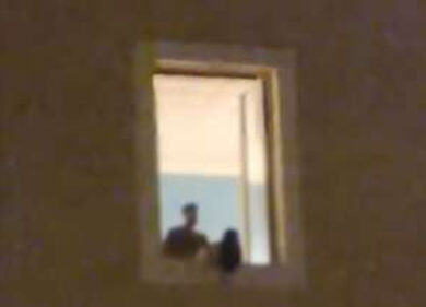 Sesso sfrenato alla finestra, coppia focosa ripresa dai passanti: VIDEO