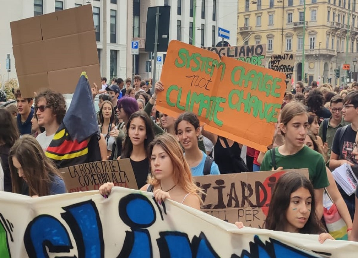 “Resistenza contro governo negazionista”: il corteo dei Fridays a Milano “Resistenza contro governo negazionista”: il corteo dei Fridays a Milano