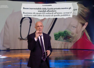 Crozza/ monologo il governo taglia 2 miliardi alla sanità e ne spende 4 per i Leopard: “Che sono utilissimi se li usi come ambulanze: prima schiacciano tutto il traffico e poi ti sparano col cannone direttamente all’accettazione”