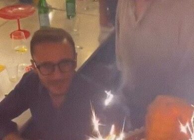 Stefano De Martino: la torta di compleanno di ‘cattivo gusto’ infuoca i social