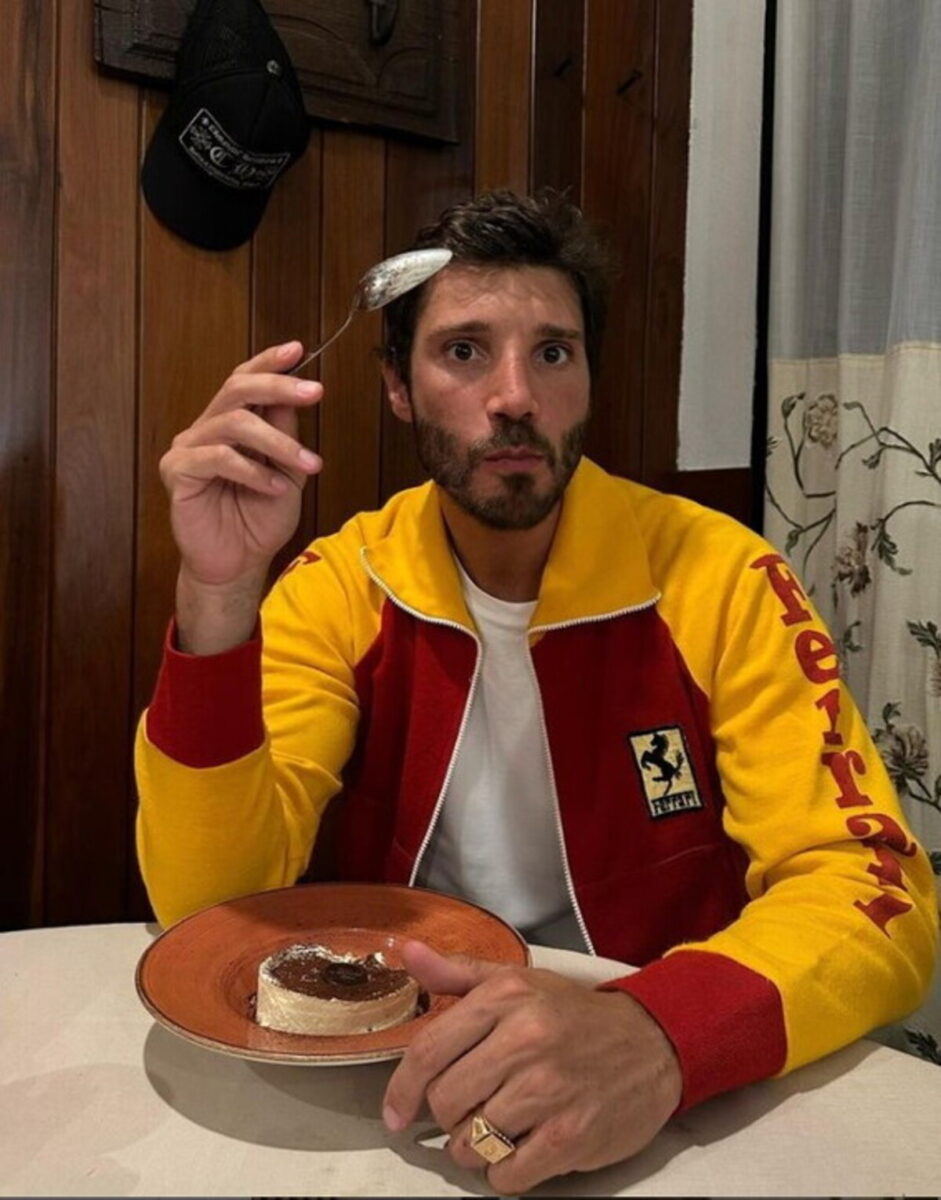 Galleria foto 'Stefano De Martino: la torta di compleanno di ‘cattivo gusto’ infuoca i social' - foto 1