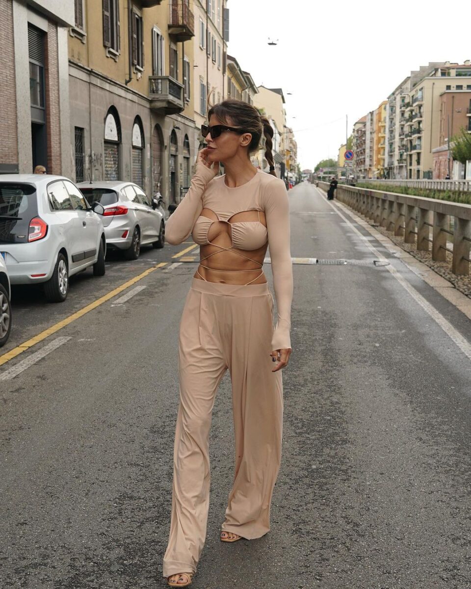 Elisabetta Canalis torna in Puglia: scatti bollenti tra trulli e ulivi-FOTO