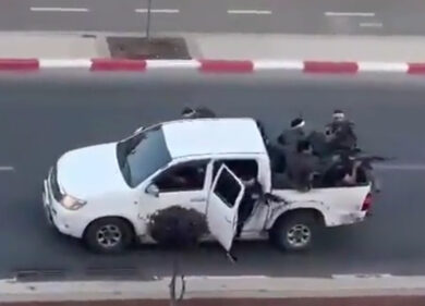 Terroristi di Hamas infiltrati nel sud di Israele sparano da un suv. VIDEO