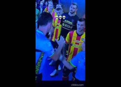 Lecce-Sassuolo, è bufera: l’arbitro nega il saluto alla guardalinee donna