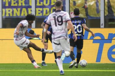 Pulisic gol e.. Giroud portiere: così il Milan batte il Genoa e stacca l’Inter