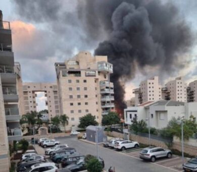 Israele, assedio totale su Gaza. Hamas: “A ogni attacco uccidiamo un ostaggio”