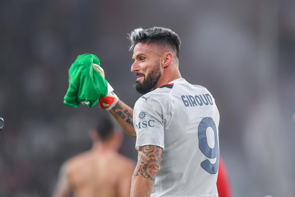 Giroud portiere? Milan vende la sua maglia. “L’ha parata Giroud”. Sold out!