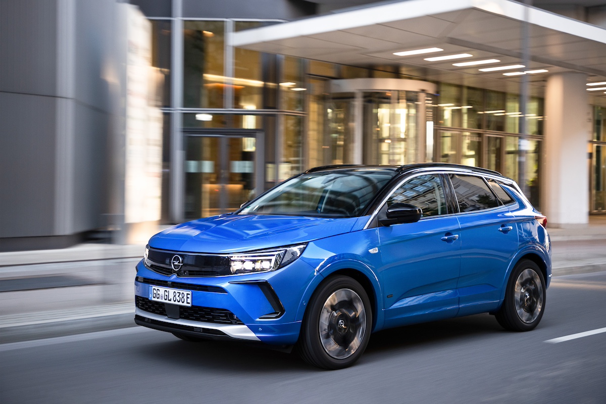 Opel lancia la tecnologia Intelli-Lux LED su tutta la gamma