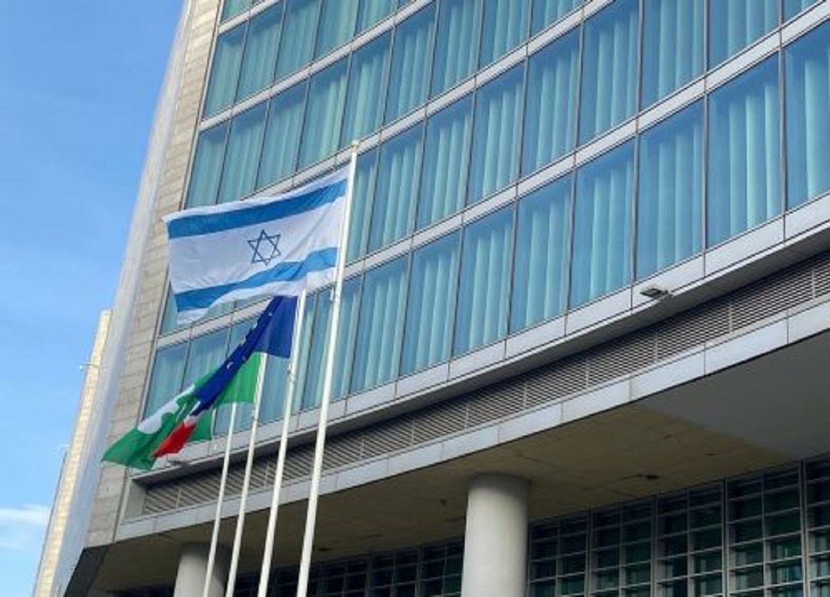 Milano, Pirellone si illuminerà con la scritta “Con Israele” Milano, Pirellone si illuminerà con la scritta “Con Israele”