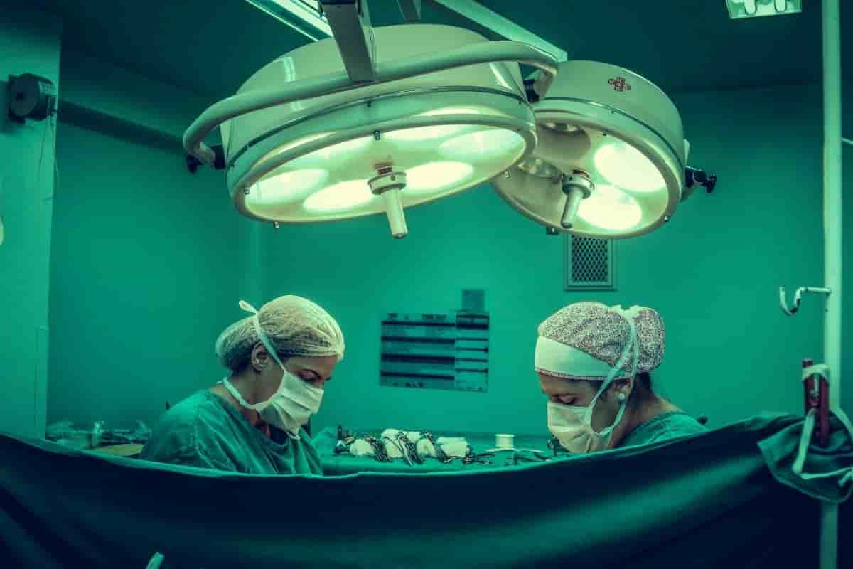 Overbooking in ospedale, il primario ai pazienti: “Scegliete voi chi si opera” Overbooking in ospedale, il primario ai pazienti: “Scegliete voi chi si opera”
