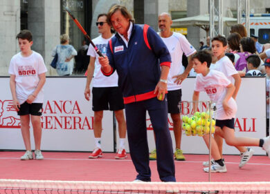 Roma, Adriano Panatta sfotte Paolo Bertolucci: “Beve prosecco scadente” VIDEO