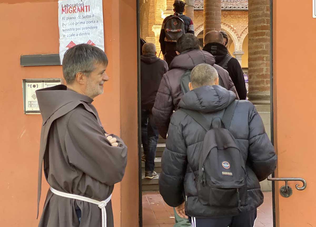 Roma, i frati distribuiscono il pane in strada: l’iniziativa di solidarietà Roma, i frati distribuiscono il pane in strada: l’iniziativa di solidarietà