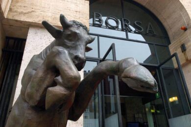 Borsa, Piazza Affari chiude in rialzo (+0,36%). Spread in calo a 194 punti