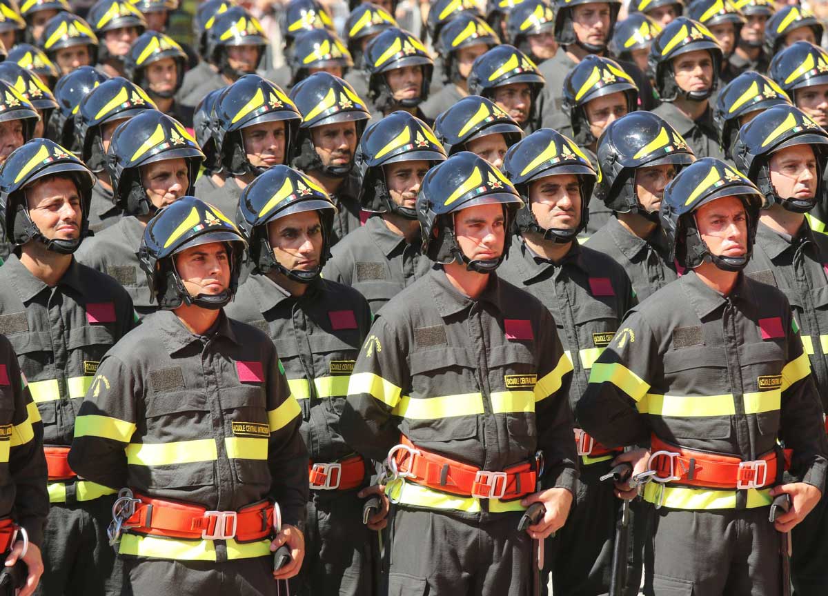Roma, il giuramento dei Vigili del Fuoco è da brividi: video della cerimonia Roma, il giuramento dei Vigili del Fuoco è da brividi: video della cerimonia