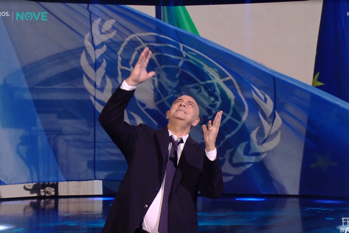Crozza monologo: “Nelle guerre l’ONU è come Fratoianni non se lo cxxa nessuno” Crozza monologo: “Nelle guerre l’ONU è come Fratoianni non se lo cxxa nessuno”