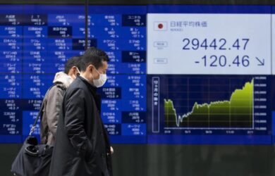 Borse, Piazza Affari chiude in rosso (-0,90%). Lo spread risale a 203 punti