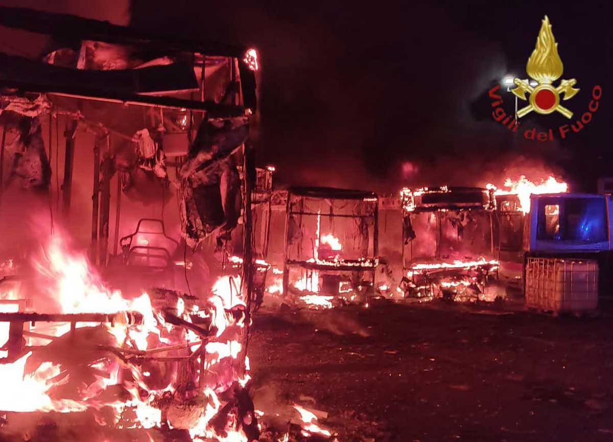 Roma, in fiamme una rimessa alla Magliana: bruciati 5 bus e uno scuolabus Roma, in fiamme una rimessa alla Magliana: bruciati 5 bus e uno scuolabus