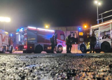 Roma, in fiamme una rimessa alla Magliana: bruciati 5 bus e uno scuolabus