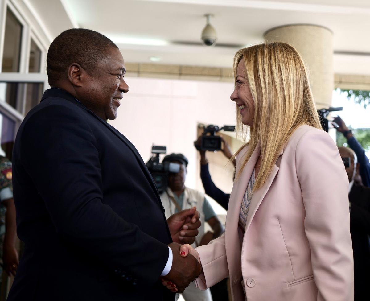 Meloni in Mozambico: “Basta fare i samaritani, via al piano Mattei in Africa” Meloni in Mozambico: “Basta fare i samaritani, via al piano Mattei in Africa”