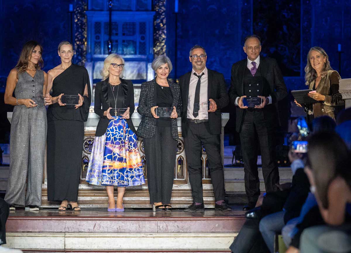 L’alta sartorialità diventa divina ed entra in chiesa con Roma Fashion White L’alta sartorialità diventa divina ed entra in chiesa con Roma Fashion White