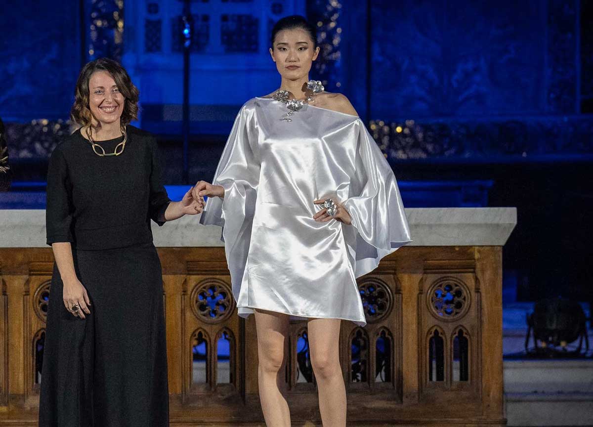 L’alta sartorialità diventa divina ed entra in chiesa con Roma Fashion White L’alta sartorialità diventa divina ed entra in chiesa con Roma Fashion White