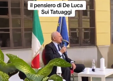 De Luca show, la sparata: “I tatuaggi fanno schifo, li fanno gli imbecilli”