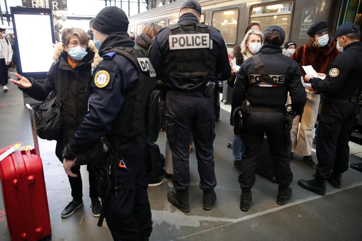 Attacco islamista in Francia: ucciso prof. Macron dichiara l’allerta attentati Attacco islamista in Francia: ucciso prof. Macron dichiara l’allerta attentati
