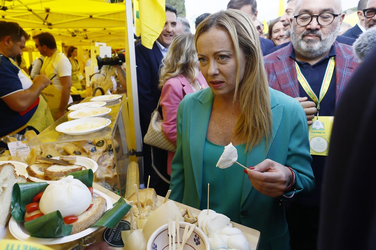 Meloni tra formaggi, mozzarelle, buoi e tisane. Su manovra e inflazione.. FOTO