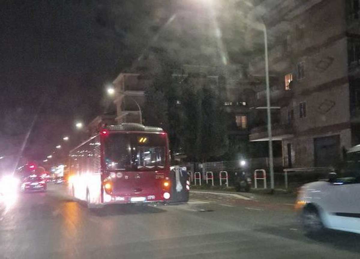 Roma, il giallo del bus Atac parcheggiato in doppia fila senza autista Roma, il giallo del bus Atac parcheggiato in doppia fila senza autista