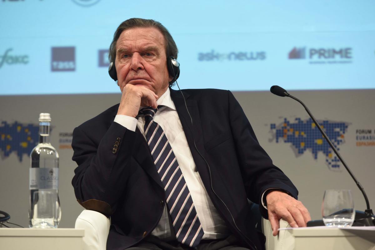 Schröder offre la cena, ma il suo ospite spende 6 mila euro: fermato Schröder offre la cena, ma il suo ospite spende 6 mila euro: fermato