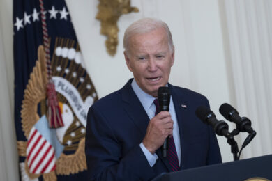 Bonaccini resta sotto il palco mentre parla Biden (colpa del Parmigiano)