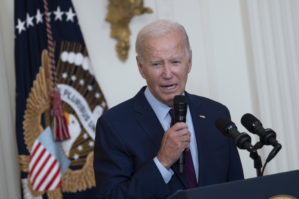 Bonaccini resta sotto il palco mentre parla Biden (colpa del Parmigiano) Bonaccini resta sotto il palco mentre parla Biden (colpa del Parmigiano)