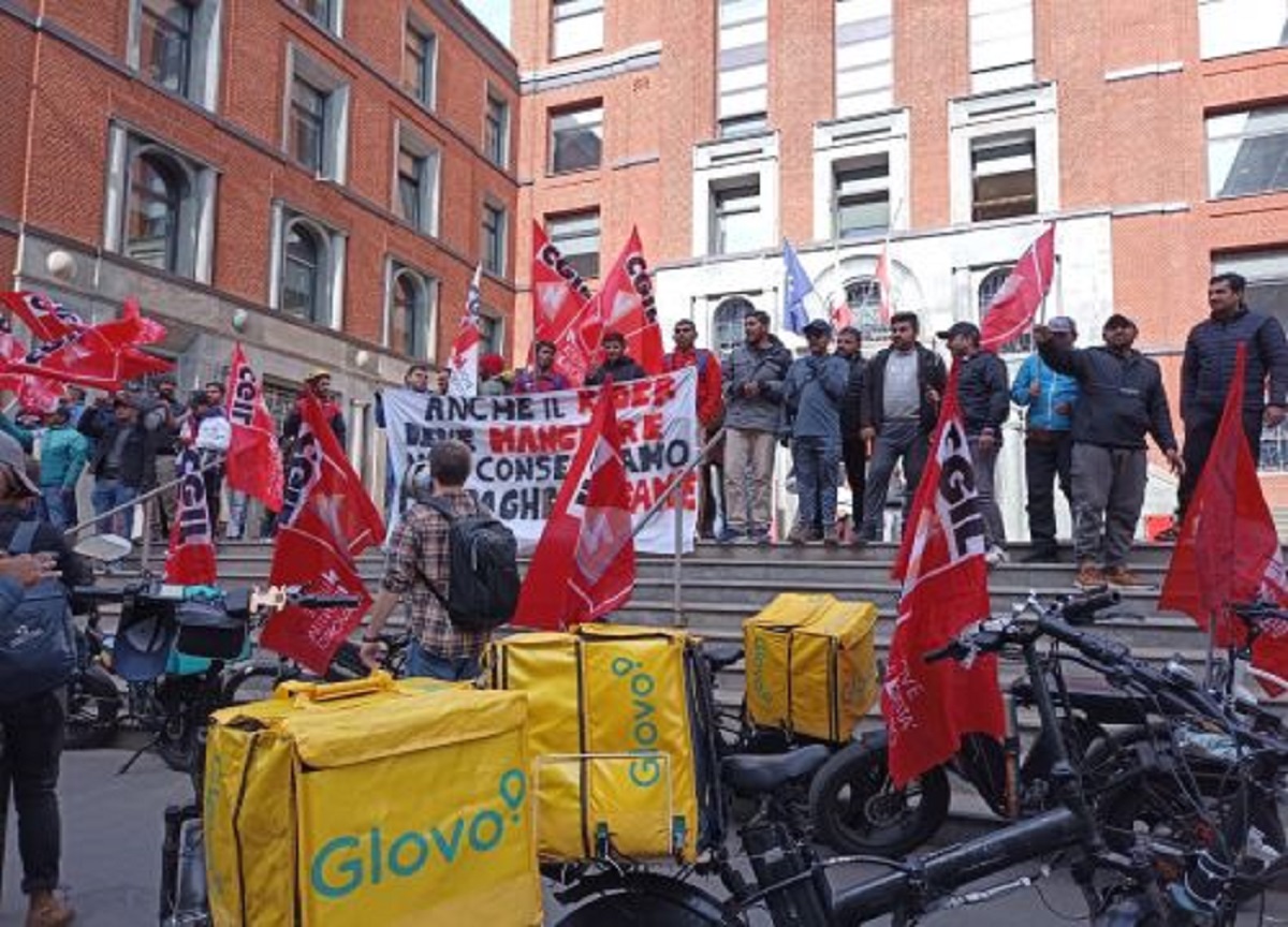 “No rider, no delivery”: la protesta dei lavoratori di Glovo e Deliveroo. FOTO