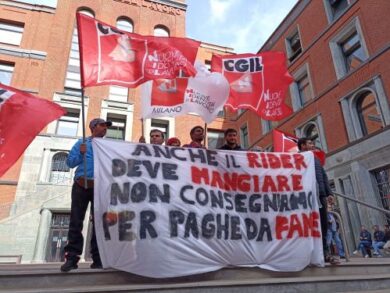 “No rider, no delivery”: la protesta dei lavoratori di Glovo e Deliveroo. FOTO