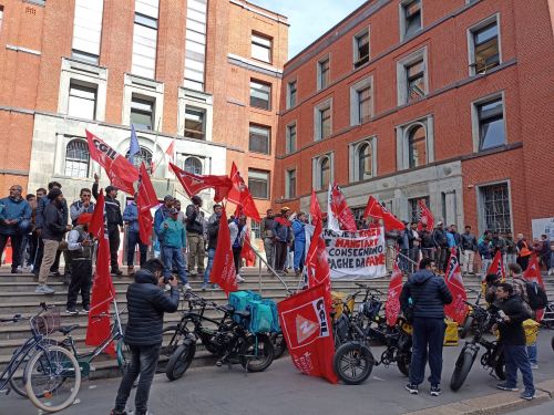 “No rider, no delivery”: la protesta dei lavoratori di Glovo e Deliveroo. FOTO
