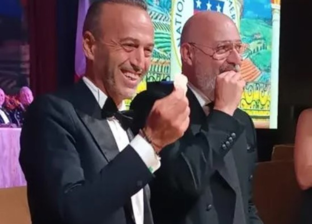Bonaccini resta sotto il palco mentre parla Biden (colpa del Parmigiano) Bonaccini resta sotto il palco mentre parla Biden (colpa del Parmigiano)